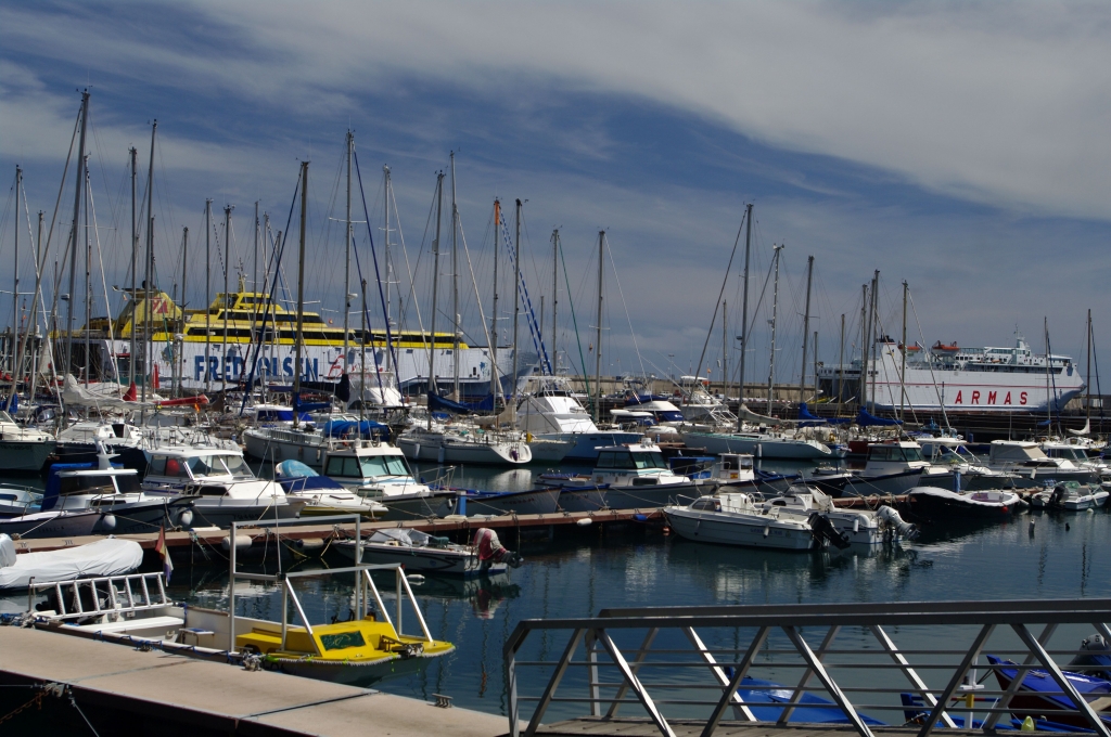 В порту города Сан-Себастьян на острове Ла Гомера.