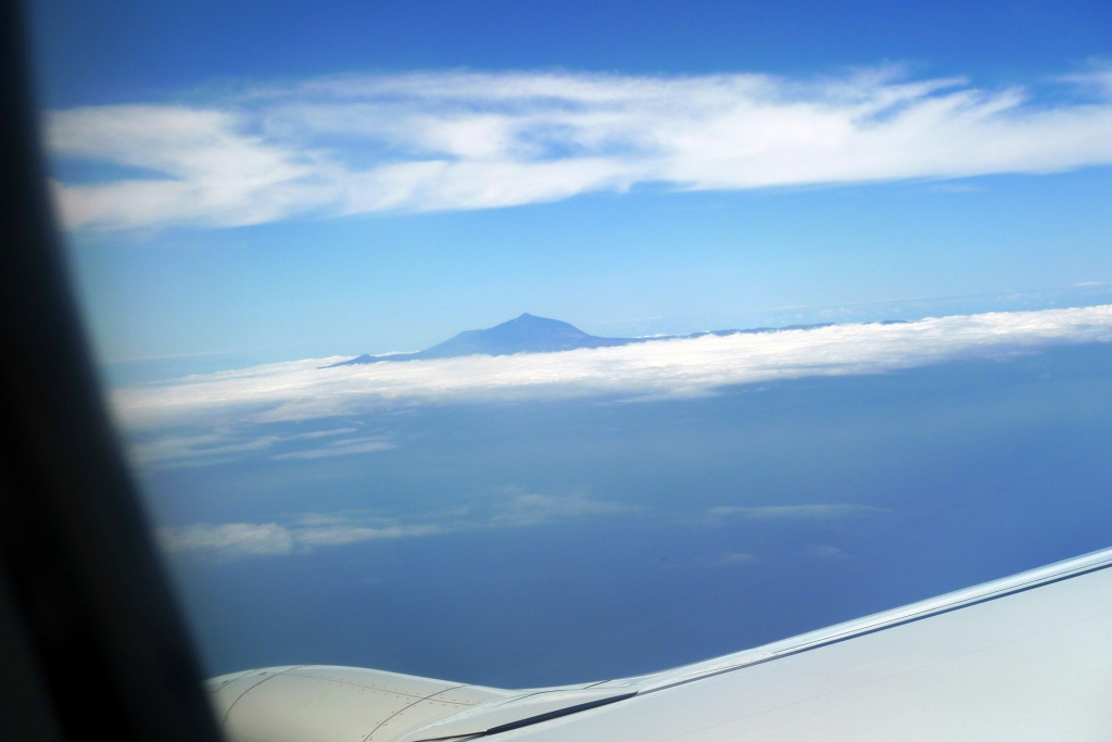 Подлетаем к острову Тенерифе, над облаками возвышается вулкан