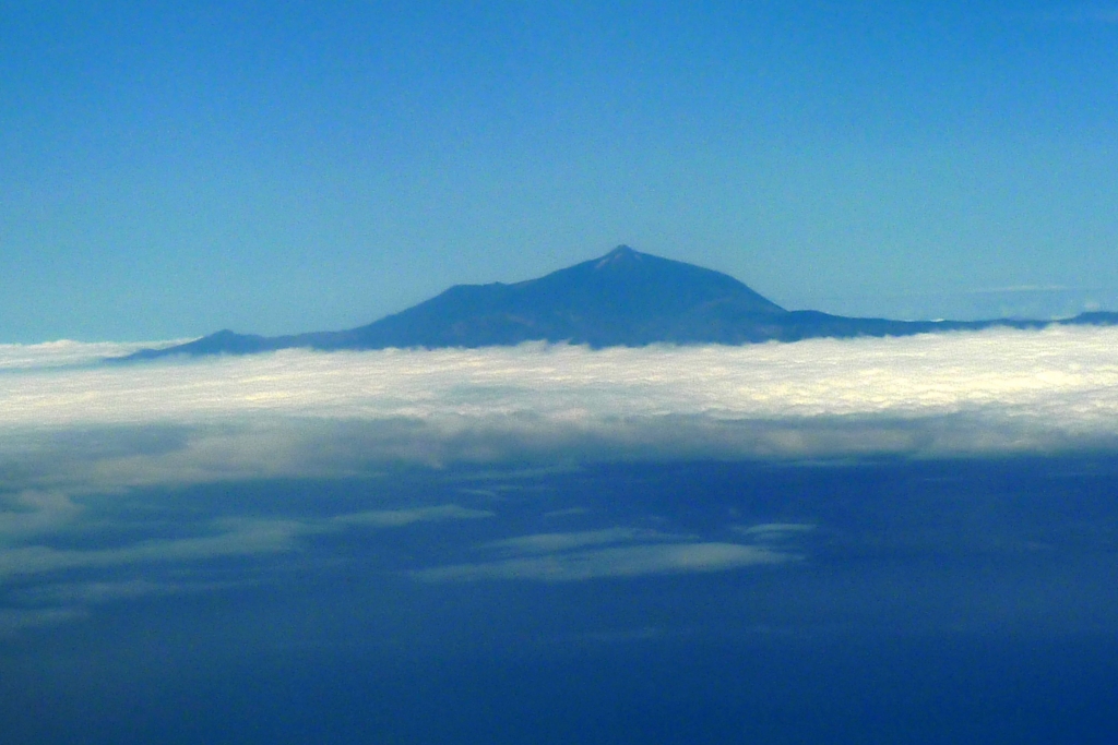 Вид на вулкан Тейде при подлете к острову