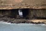 Арка, которую сделали волны на западном берегу острова Фуэртевентура. Издали