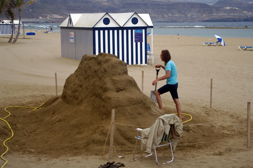 Строительство скульптур из песка очень распространенное искусство на