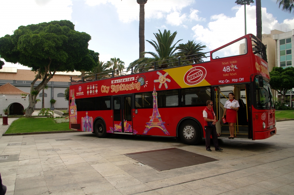 Туристический автобус с открытым верхом в Лас-Пальмасе. Он