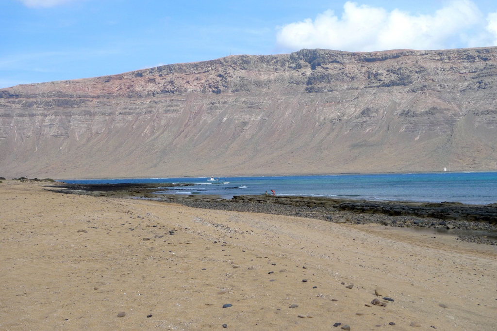 Вид с Грасиоса на Лансароте. Из-за головокружительной высоты