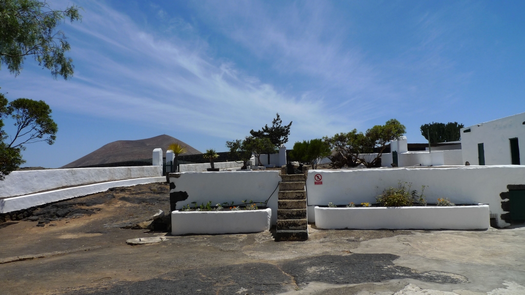 Такие конструкции мы встречали среди виноградников.Как будто недостроенный