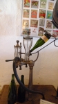 Музей вина El Grifo. На стене фрагмент богатой коллекции винных