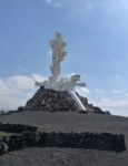 Памятник крестьянину, автор Сезаре Манрике. Сделан из баков для воды