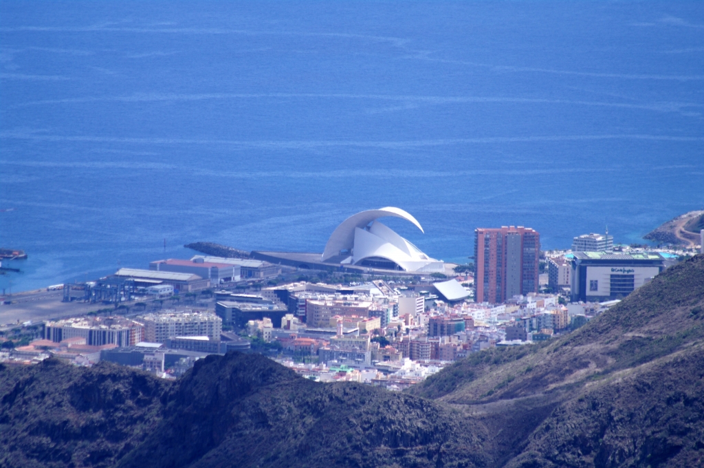 Знаменитое здание Аудиторио-де-Тенерифе (Auditorio de Tenerife), построено по