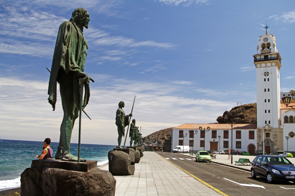 Статуи вождей Гуанчей на берегу океана в центре