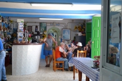 Местные жители в одном из ресторанчиков на западе полуострова Анага.