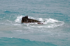 Все, что удалось увидеть в мае 2013 года в результате поисков корабля "Америкэн Стар". Корабль с годами развалился на куски и погрузился в песок и воду.